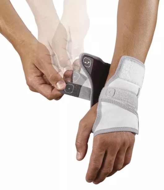 Person legt Handgelenkbandage an. Weiß mit grauem Rand und Klettverschluss. Marke Push.