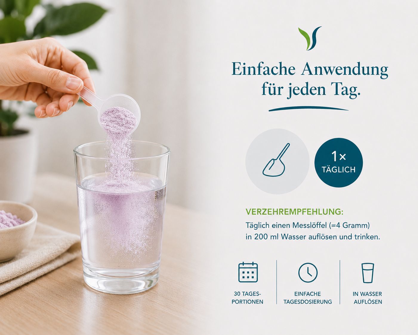 Hand gibt Pulver mit Schöpfkelle in ein Glas Wasser.