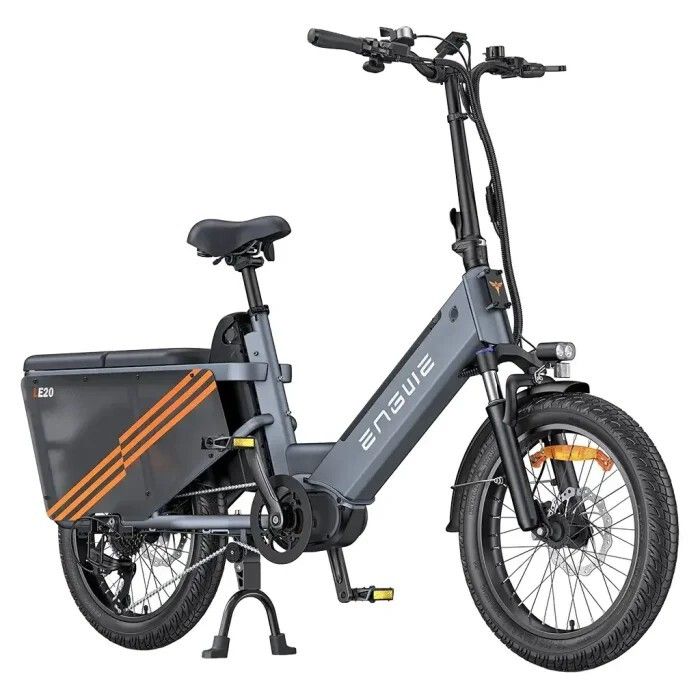 Graues E-Bike mit Gepäckträger. Orangefarbene Streifen an der Seite. Schwarze Reifen und Sattel. Marke ENGWE.