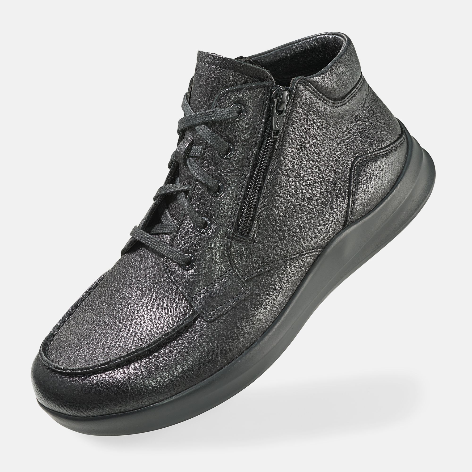 Schwarze Stiefelette mit Schnürsenkeln und Reißverschluss. Lederstruktur. Schuh von der Seite.