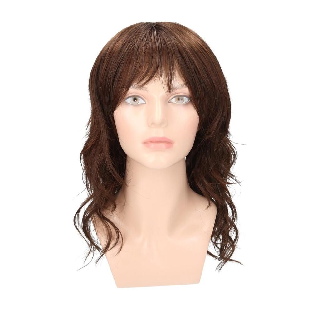 Perücke Estelle von trendhair, braun, mit Pony, auf einem Schaufensterkopf. Frontansicht.