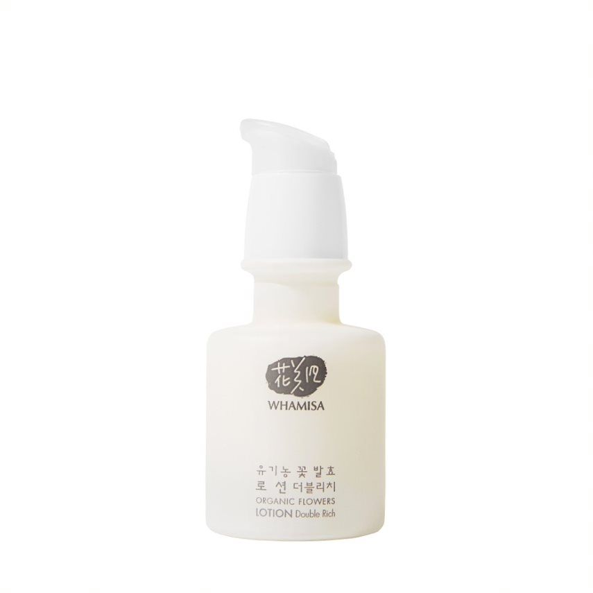 Weiße Lotion-Flasche mit Pumpverschluss. Aufschrift: WHAMISA, ORGANIC FLOWERS LOTION Double Rich. Koreanische Schriftzeichen.