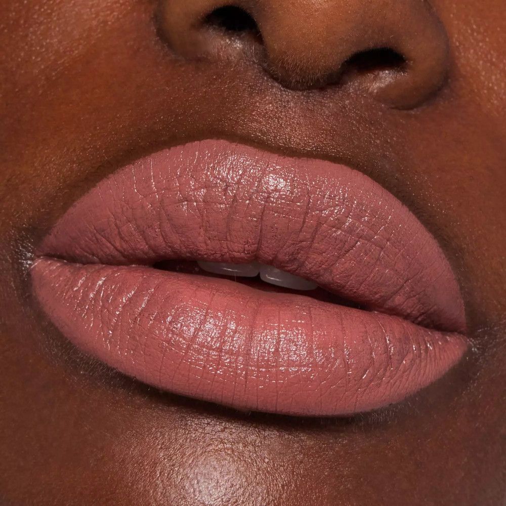 Nahaufnahme von Lippen mit rosafarbenem Lippenstift. Hautton: dunkel.