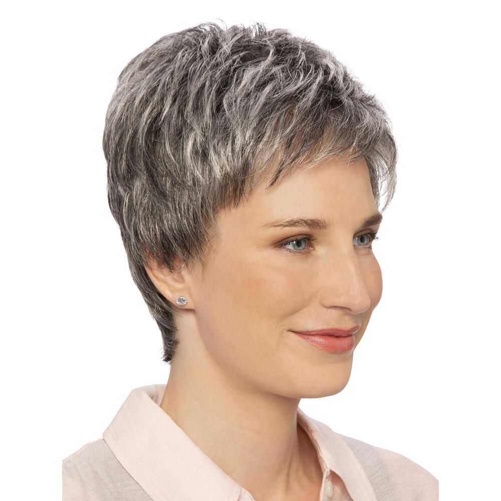 Kurzhaarperücke mit grau-melierten Strähnen. Dreiviertelansicht einer Frau mit hellrosa Bluse.