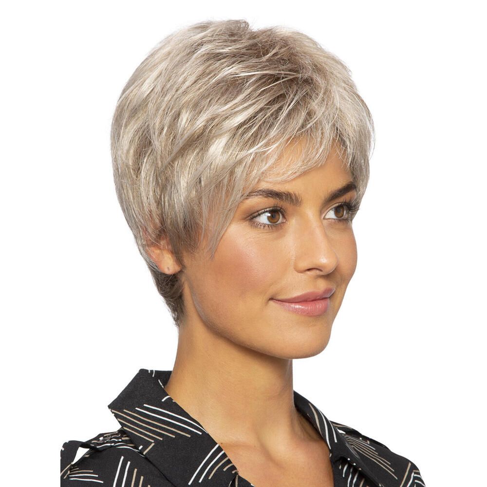 Kurzhaarperücke in Blond. Frau mit Perücke, lächelnd. Schwarz-weiß gemusterte Bluse.