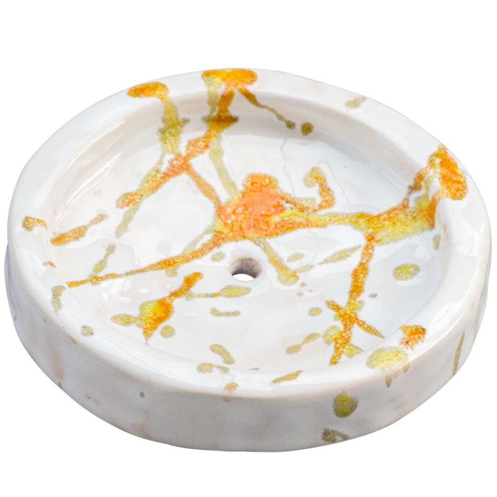 Runde Keramik-Seifenschale. Weiß mit orangefarbenen und gelben Spritzern. Loch in der Mitte. Erhöhter Rand.
