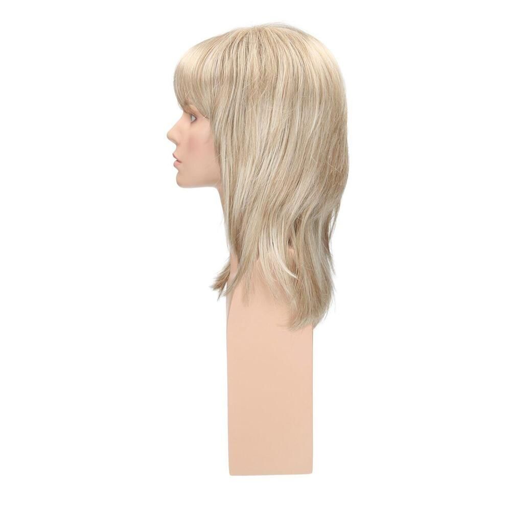 Perücke Ramona, blond mit Pony, auf Büstenkopf. Seitenansicht.