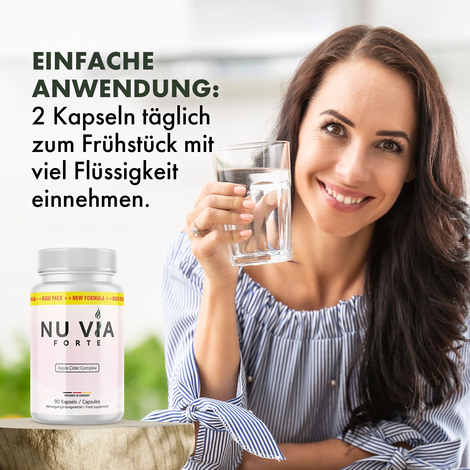 Frau hält Glas Wasser. Flasche mit Kapseln: NU VIA FORTE, Apple Cider Complex. 90 Kapseln. Text: Einfache Anwendung.