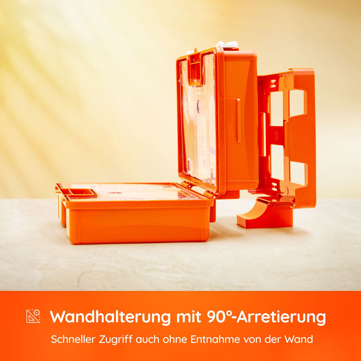 Oranger Erste-Hilfe-Koffer mit Wandhalterung. Koffer geöffnet, Inhalt sichtbar. Wandhalterung mit 90°-Arretierung.