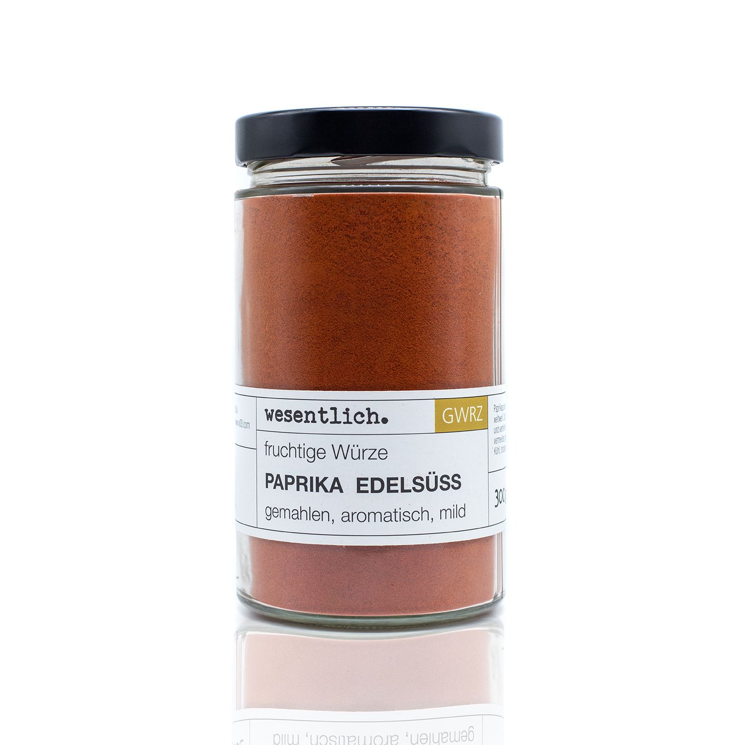Glas mit Paprikapulver edelsüß. Aufschrift: wesentlich, fruchtige Würze, PAPRIKA EDELSÜSS, gemahlen, aromatisch, mild.