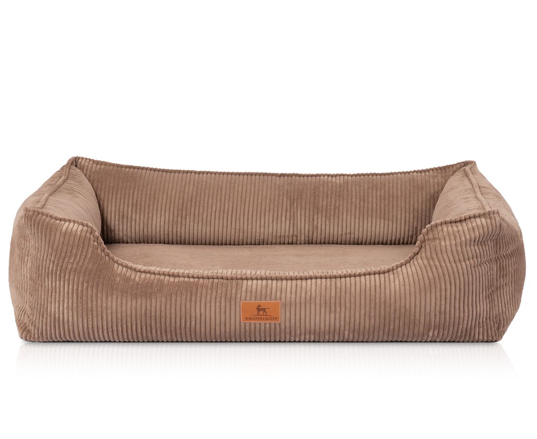Hundebett, rechteckig, braun, Cord-Optik. Mit erhöhtem Rand und Label. Auf weißem Hintergrund.