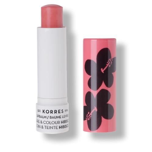 Lippenbalsam, weißer Stift mit rosa Lippenstift. Rosa Hülse mit schwarzen Hibiskusblüten. Text: KORRES, Lipbalm Hibiskus.