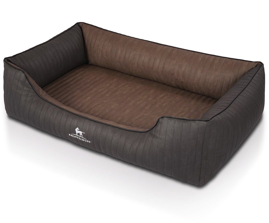 Orthopädisches Hundebett Outback, braun-grau, mit Logo. Gepolstert, rechteckig mit erhöhten Seiten. Auf hellem Hintergrund.