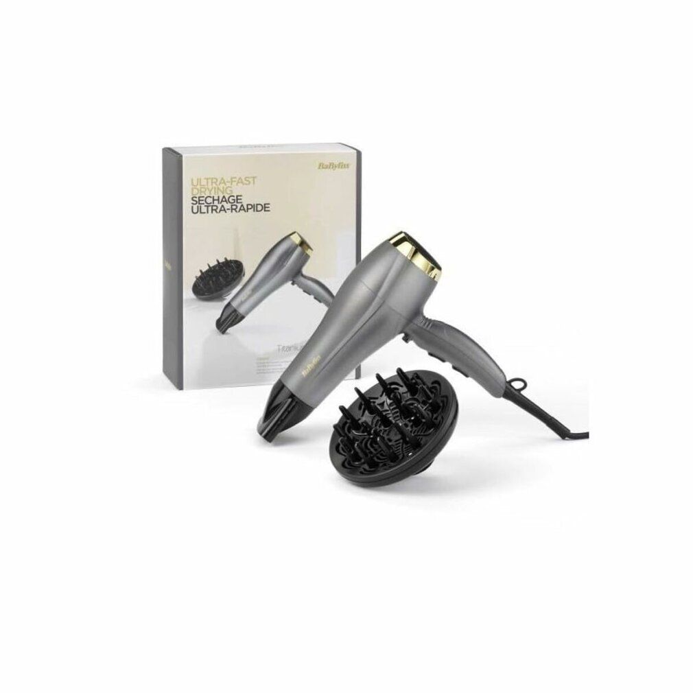 Grauer Haartrockner mit goldfarbenen Akzenten und Diffusor. Verpackung mit Produktname und Logo. Schwarzes Kabel.