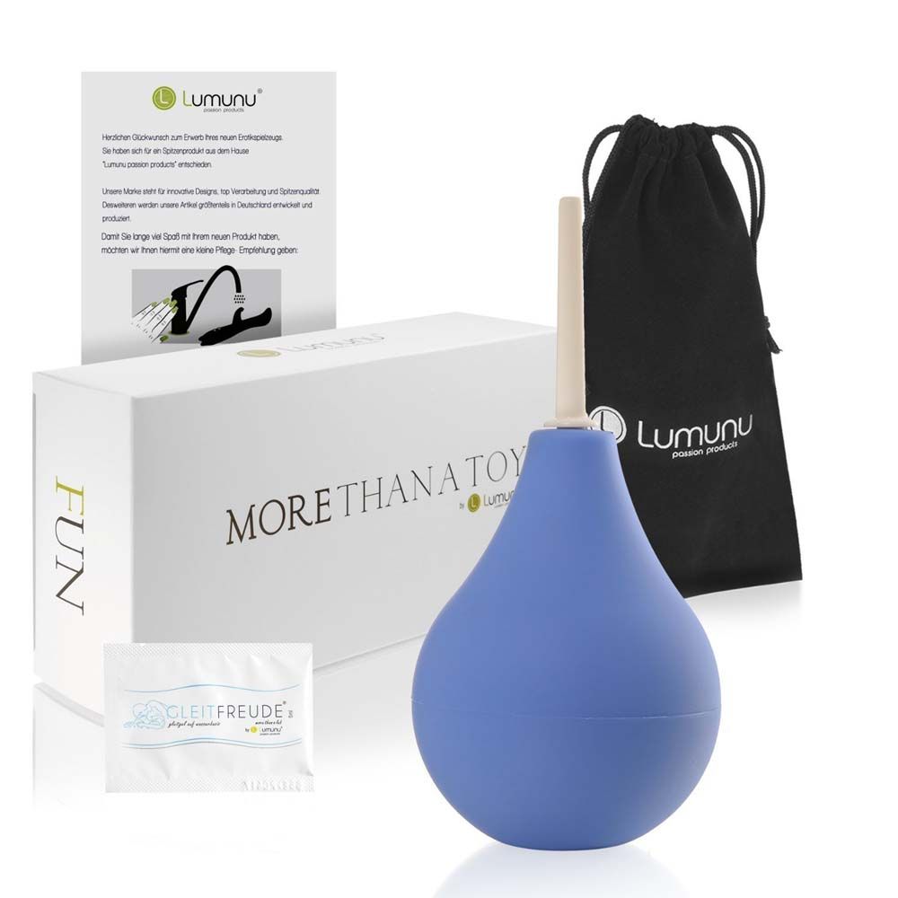 Produktverpackung mit blauer Dusche, Zubehör, Box, Beutel und Flyer. Text: Lumunu, More Than A Toy.