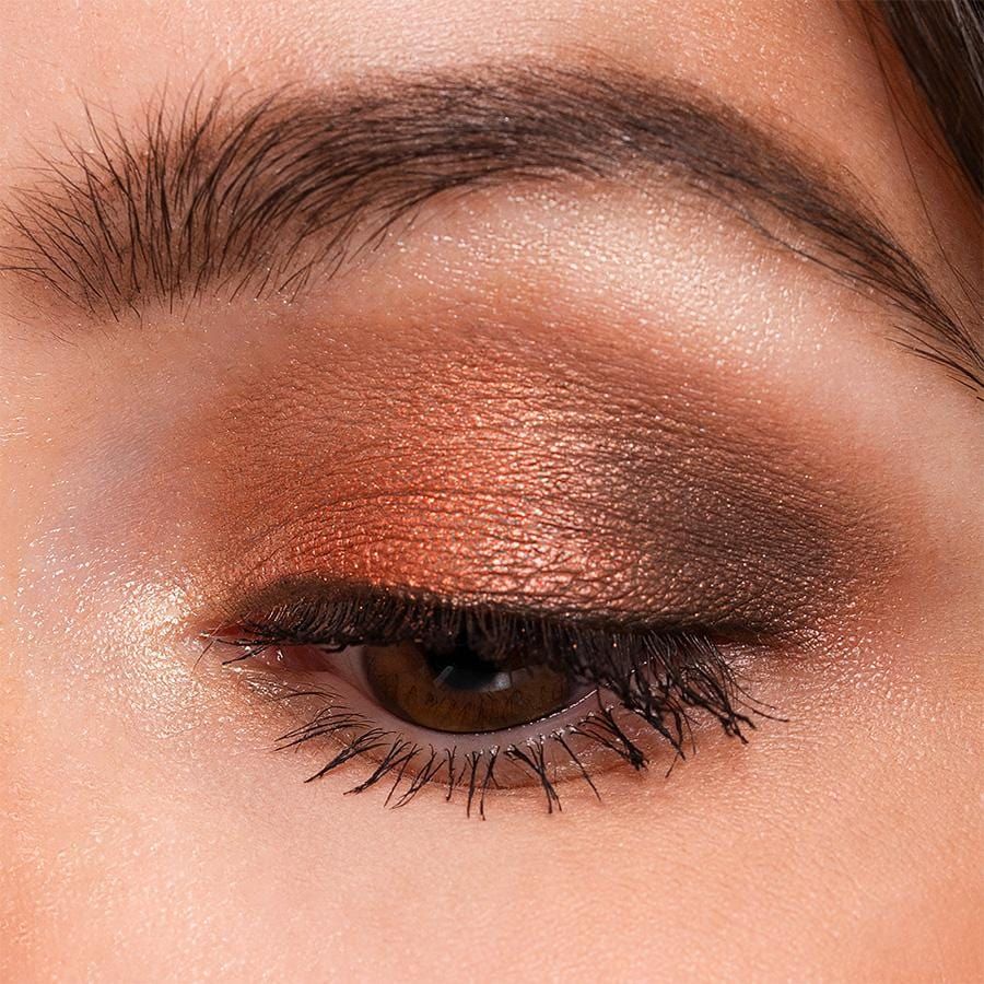 Geschminktes Auge mit Lidschatten in Brauntönen. Wimperntusche auf den Wimpern. Hautton. Augenbraue.