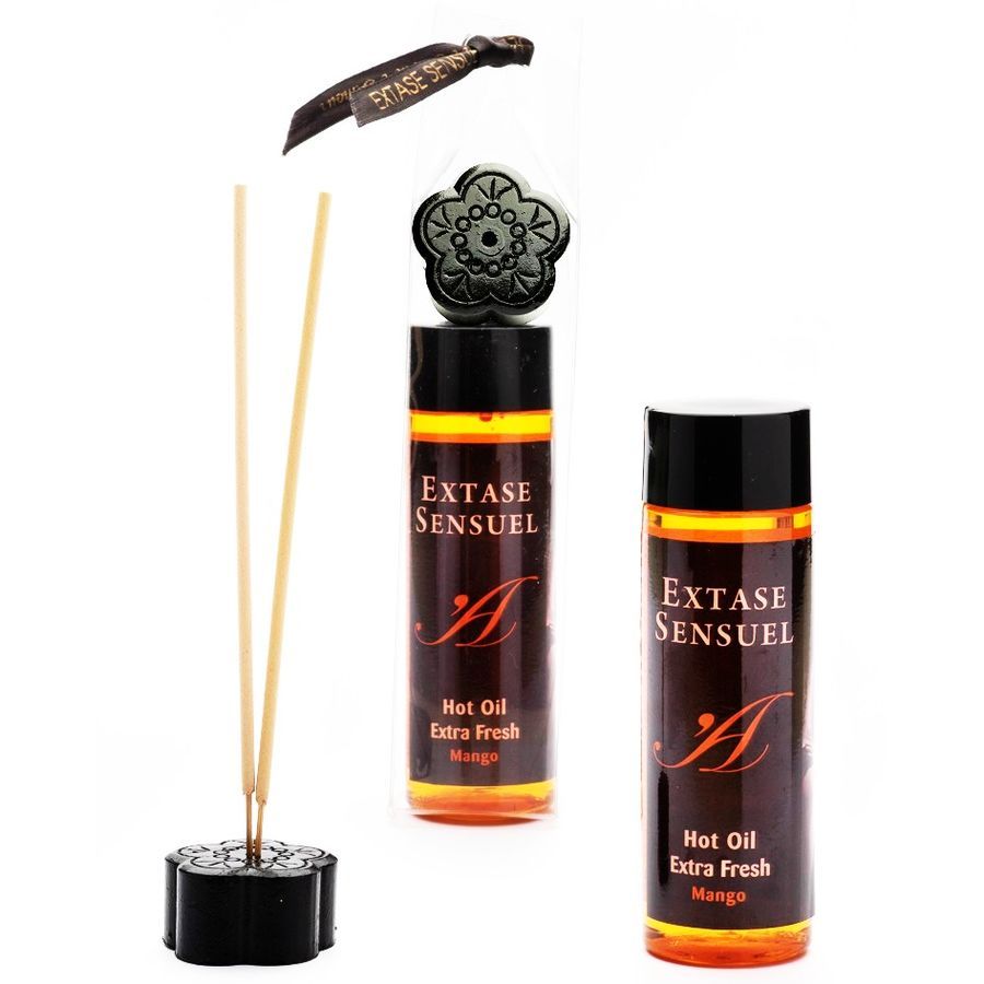 Zwei Flaschen mit schwarzem Deckel und Etikett. Aufschrift: Extase Sensuel, Hot Oil Extra Fresh Mango. Holzstäbchen und schwarzer Halter.