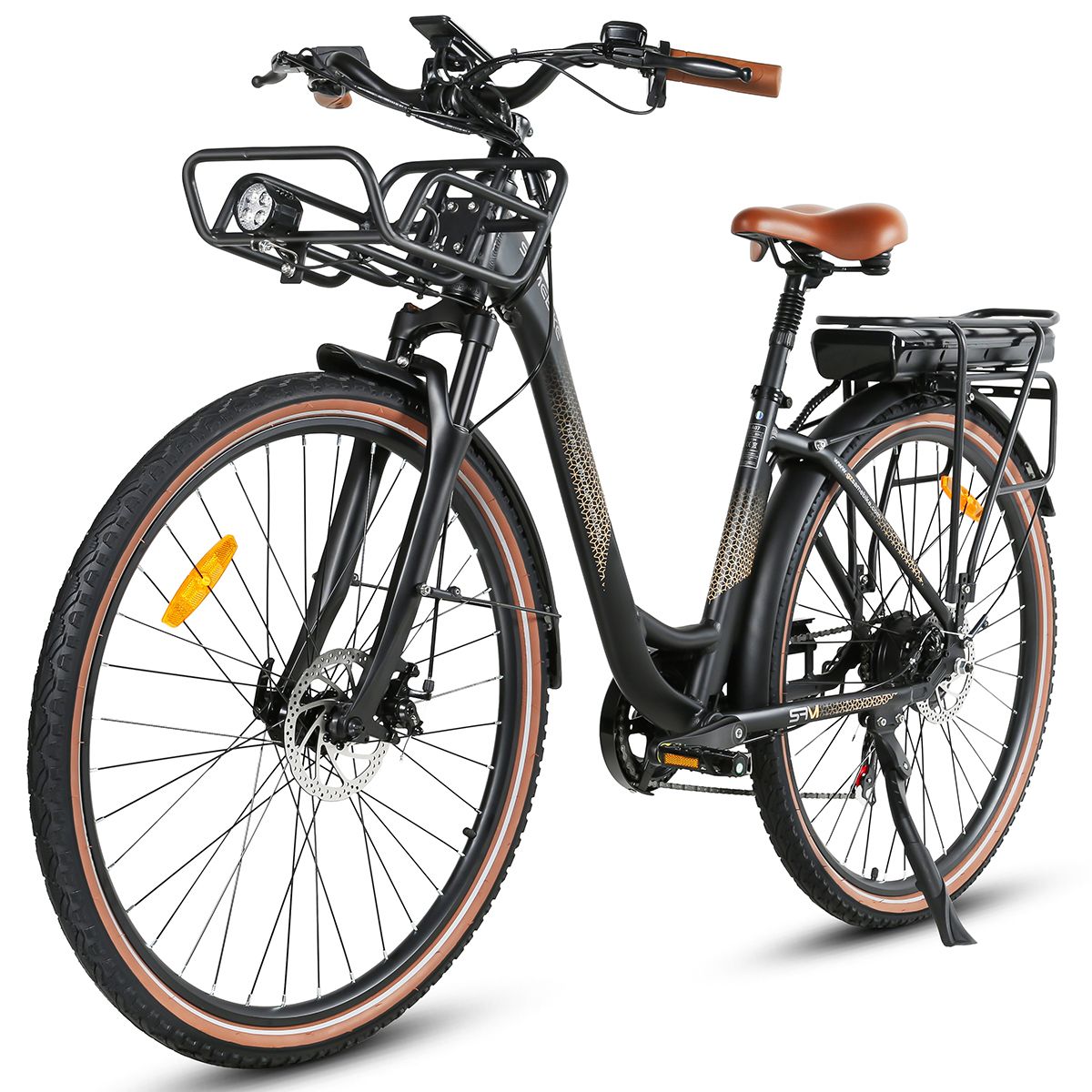 E-Bike, Seitenansicht. Schwarzer Rahmen, braune Reifen und Sattel. Korb, Gepäckträger und SAMEBIKE-Logo.