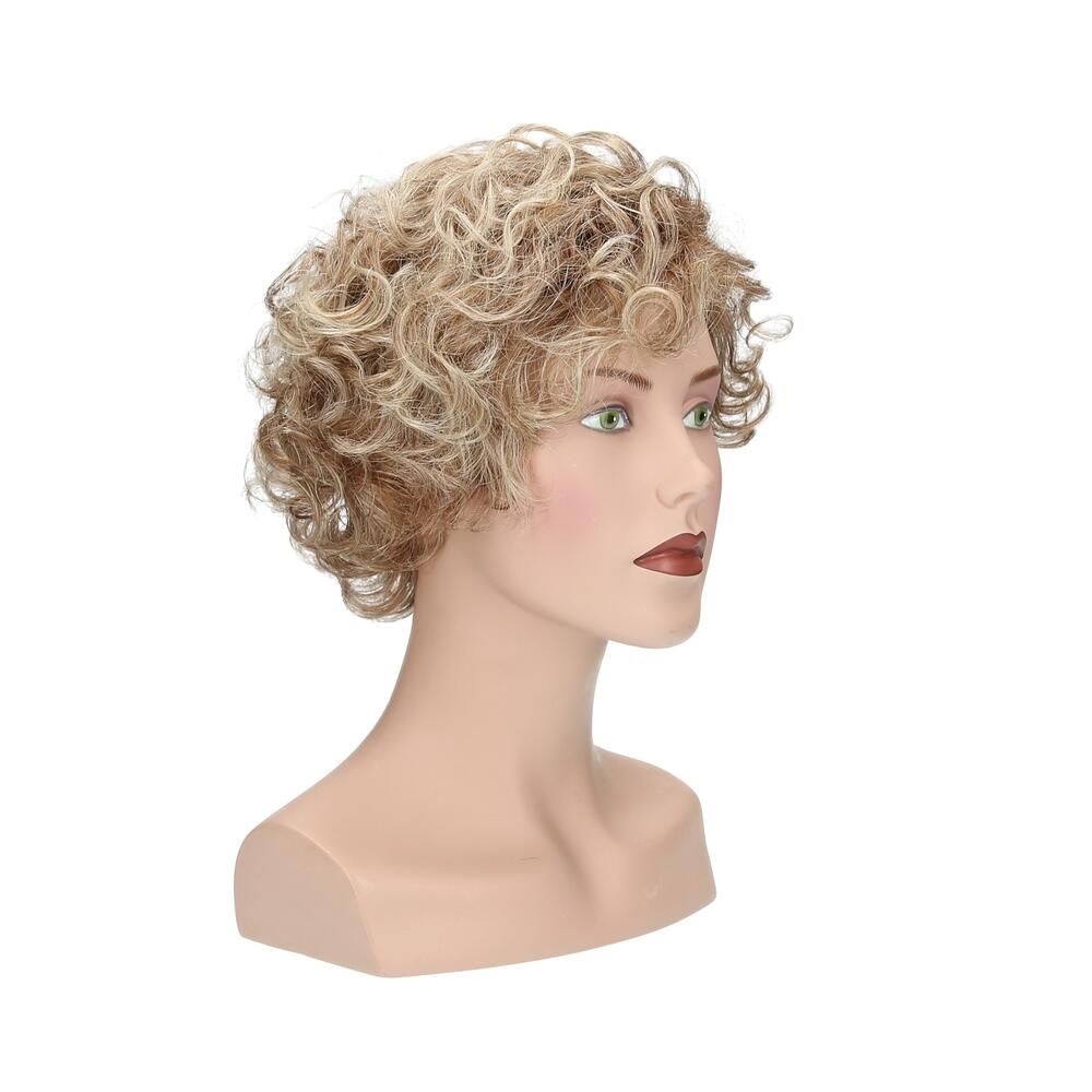 Perücke Maryna von Lofty, blond gelockt, auf einer Büste. Schräge Ansicht.