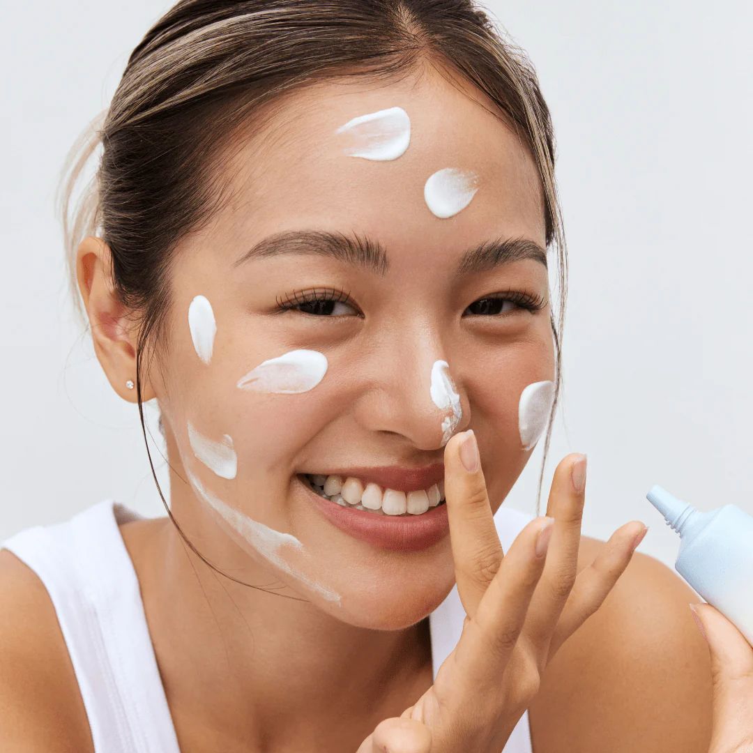 Frau trägt Beauty of Joseon Sonnenschutzcreme auf ihr Gesicht auf.