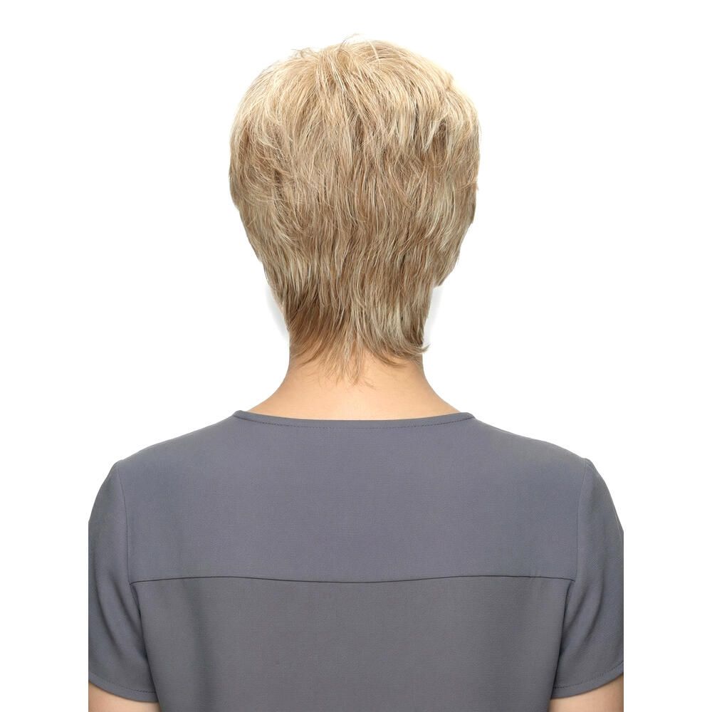 Rückansicht einer Kurzhaarperücke in Blondtönen. Graues Oberteil.