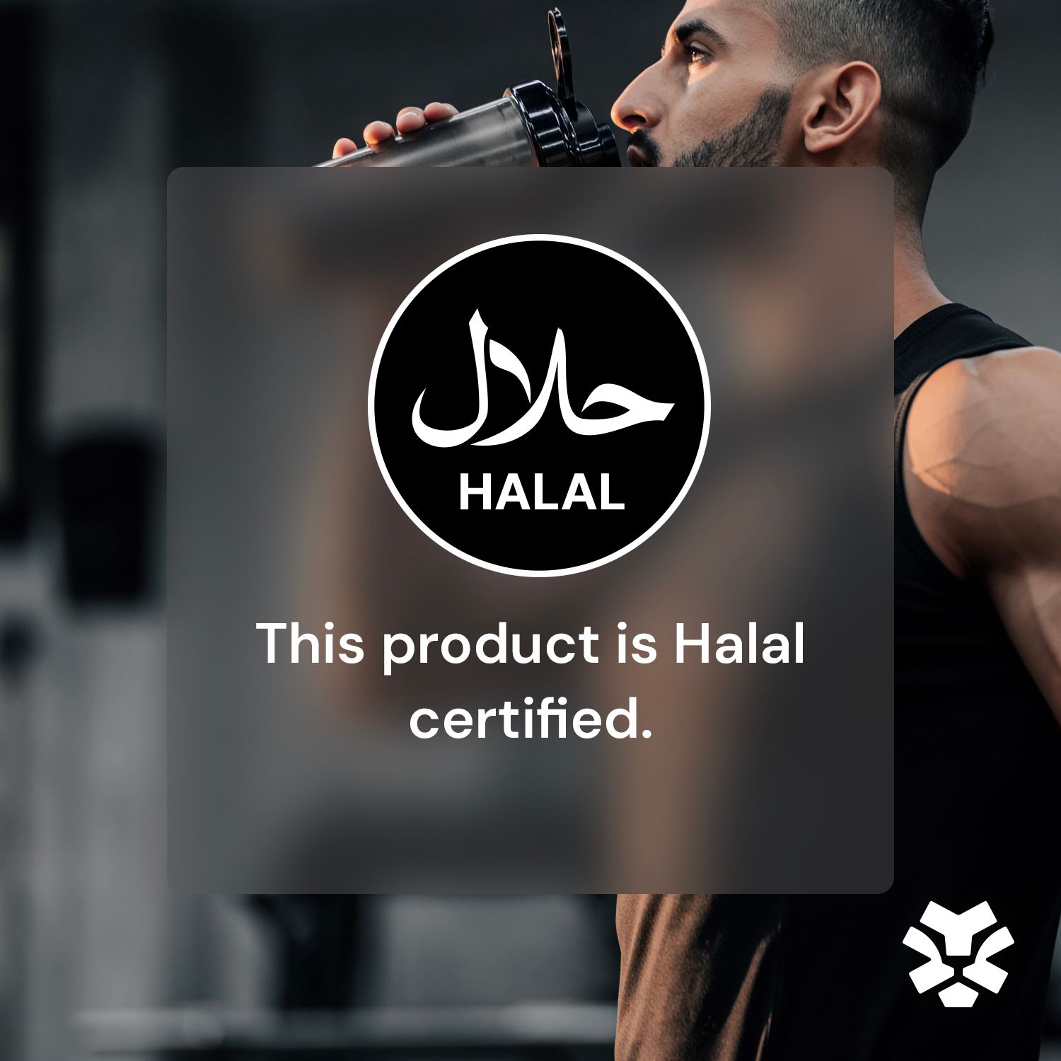 Mann trinkt aus einem Proteinshake-Becher, mit einem sichtbaren Halal-Zertifizierungslogo.