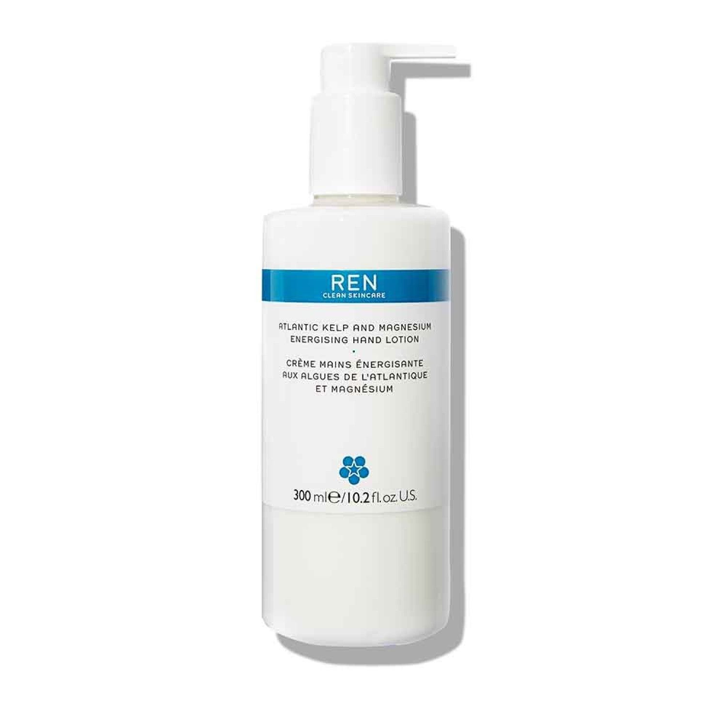 Weiße Flasche mit blauem Streifen. Text: REN, Atlantic Kelp & Magnesium Energising Hand Lotion. Pumpkopf.
