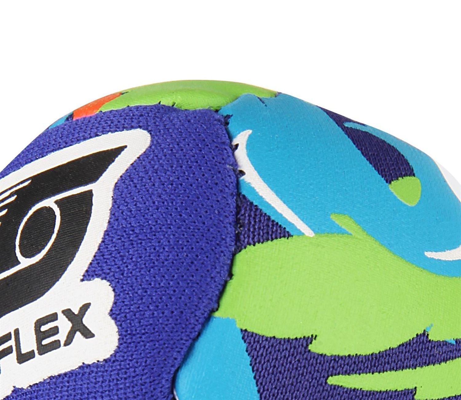 Nahaufnahme eines Teils eines Balls. Das blaue Material ist mit grünen und türkisfarbenen Flecken versehen. Das Logo SUNFLEX ist teilweise sichtbar.