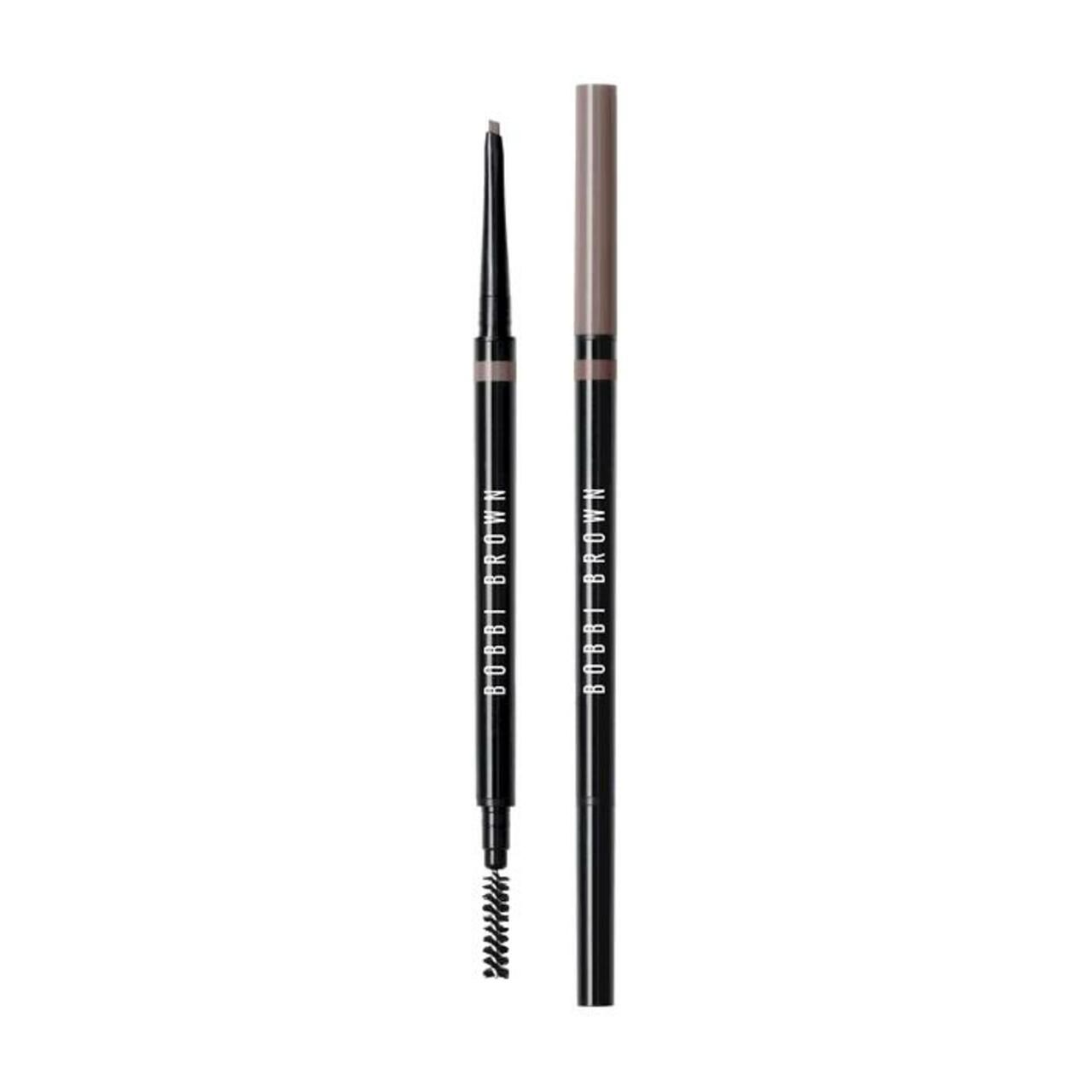 Zwei Augenbrauenstifte. Einer mit Bürste, einer mit Kappe. Beide schwarz mit Schriftzug BOBBI BROWN.