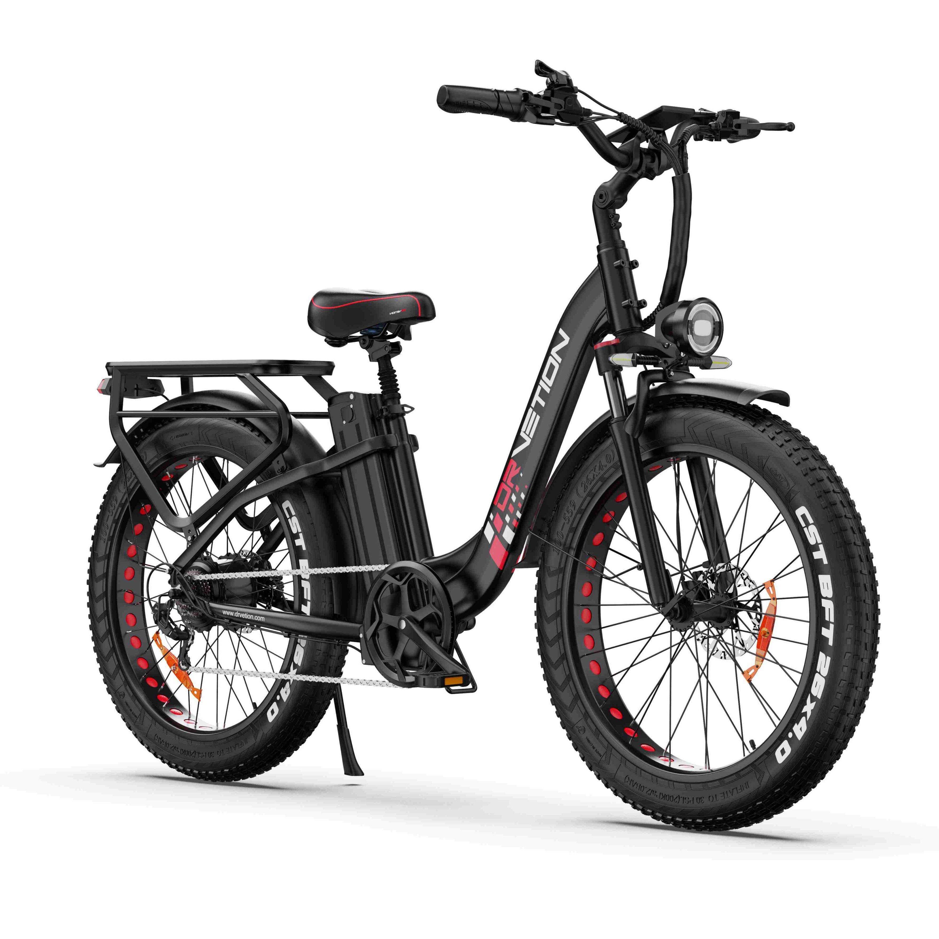 Schwarzes E-Bike mit roten Akzenten. Breitreifen, Gepäckträger, Scheinwerfer und Sattel. DRVETION-Logo.