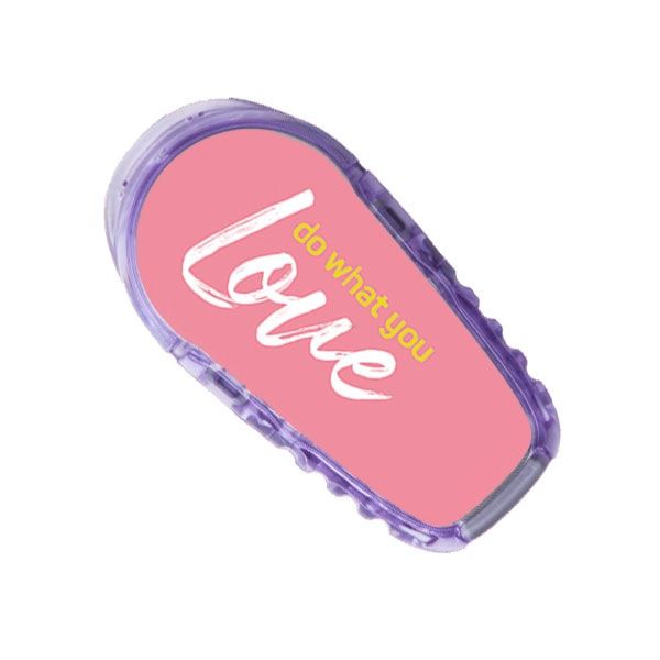 Aufkleber mit lila Rahmen und rosa Hintergrund. Text: Love do what you.