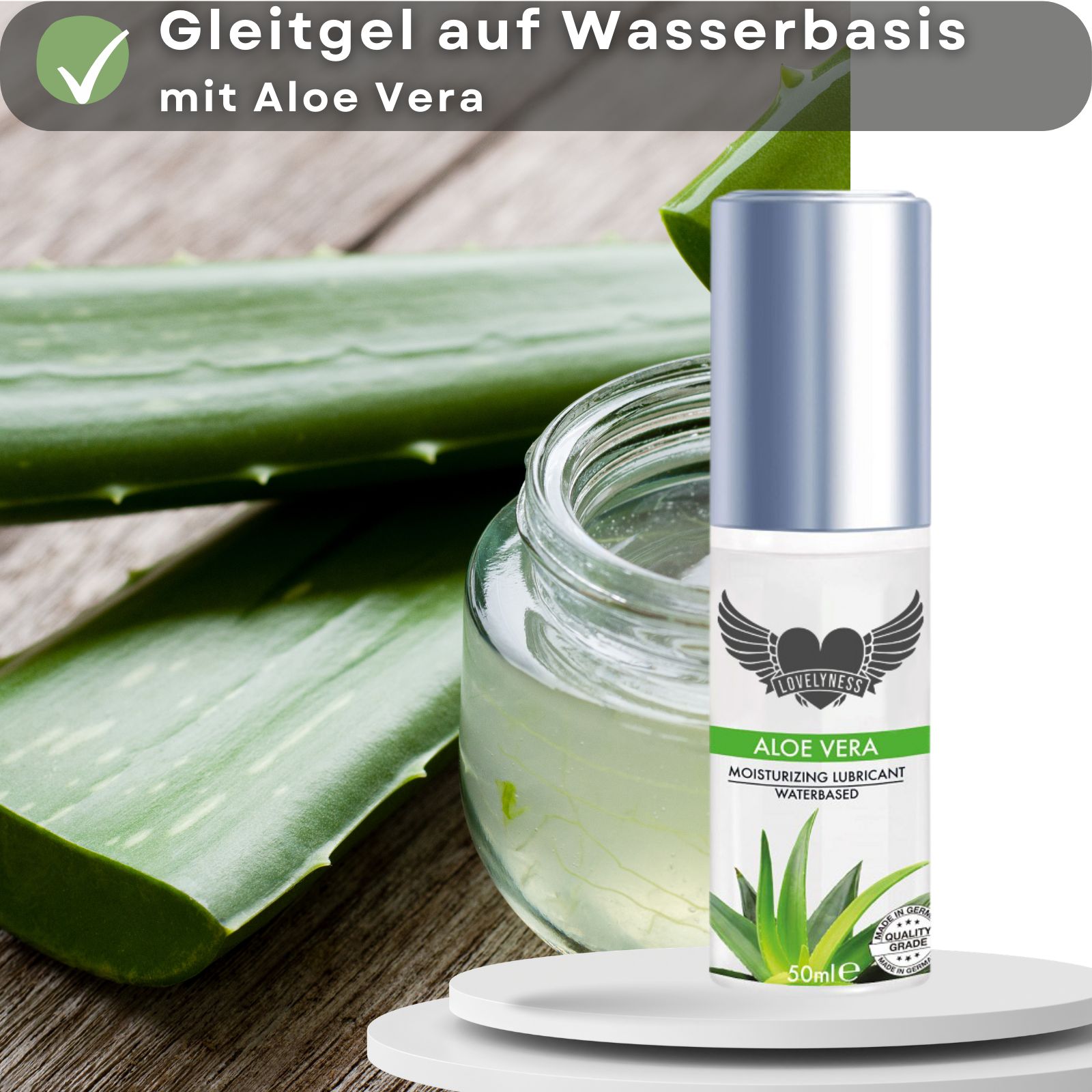 Gleitgel-Flasche mit Aloe Vera. Aloe Vera-Blätter und Gel im Hintergrund.