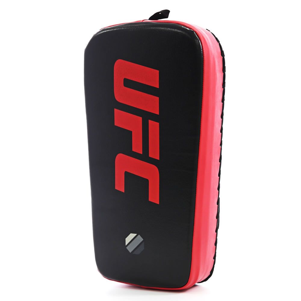 Schlagpolster, schwarz mit rotem Rand und UFC-Logo. Mit Griffschlaufe.