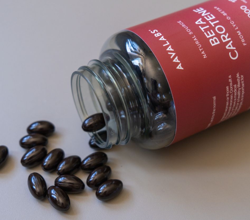 Aavalabs Beta Carotene Flasche mit herausgefallenen Softgels. 15 mg, 25.000 IE.