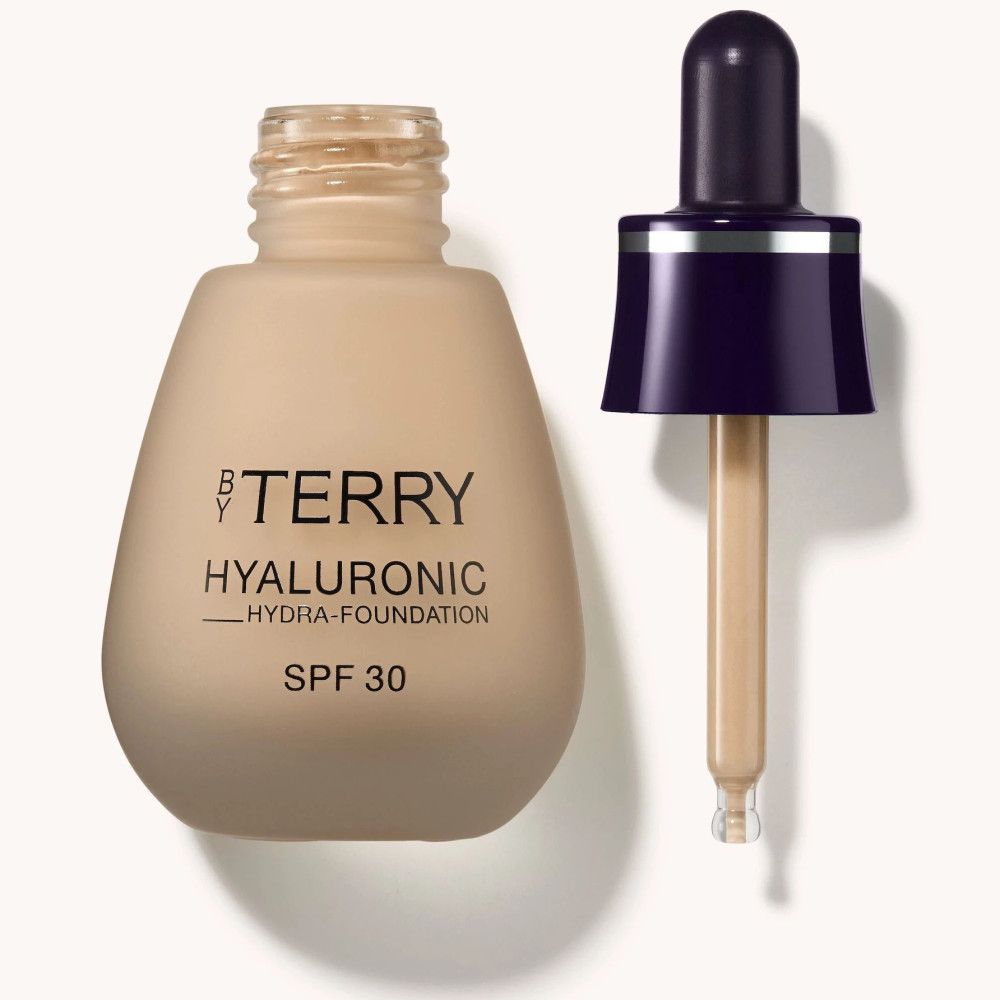 Beige Foundation-Flasche mit schwarzem Deckel und Pipette. Aufschrift: By Terry, Hyaluronic Hydra-Foundation, SPF 30.