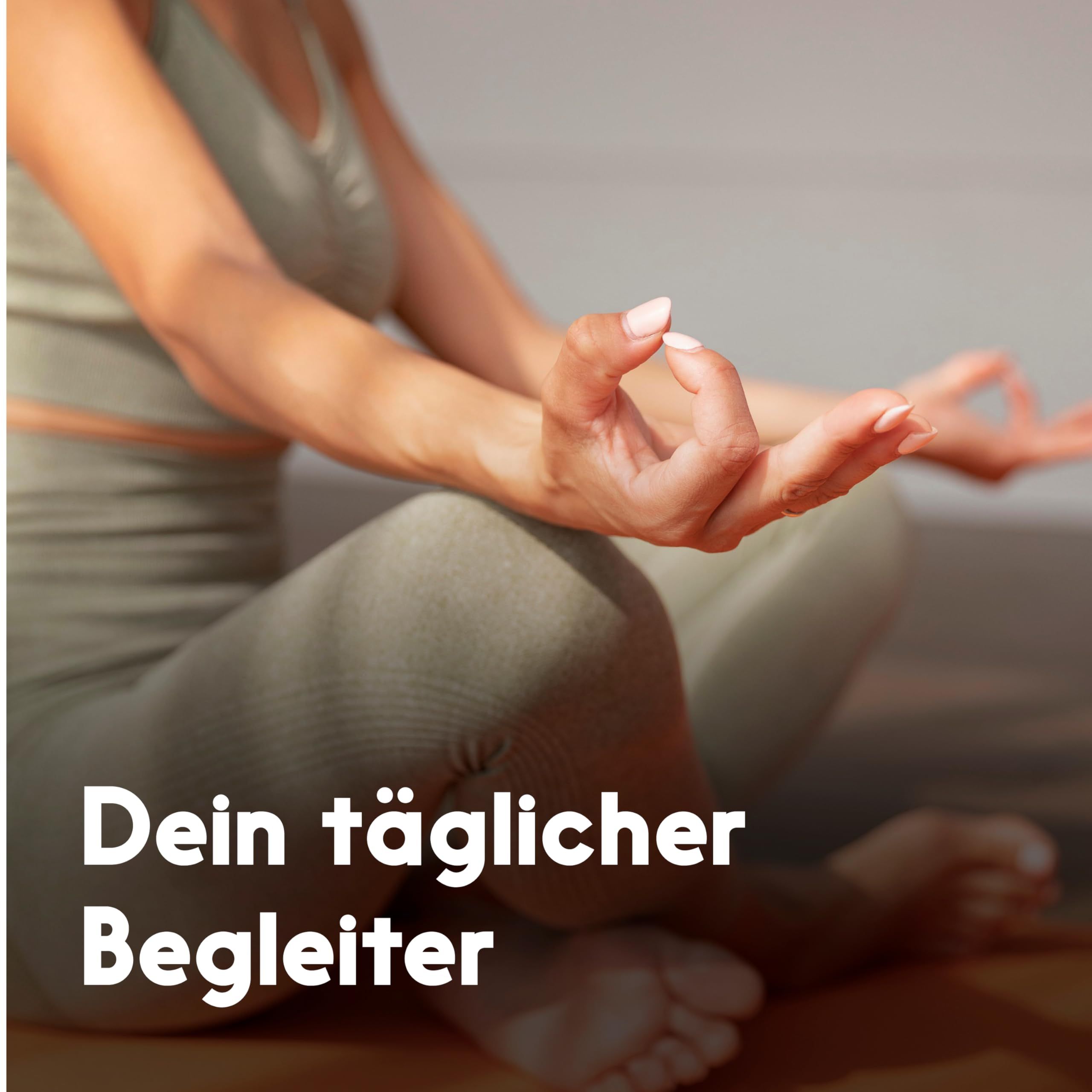 Person sitzt im Schneidersitz und hält die Hände in der Luft. Text: Dein täglicher Begleiter.