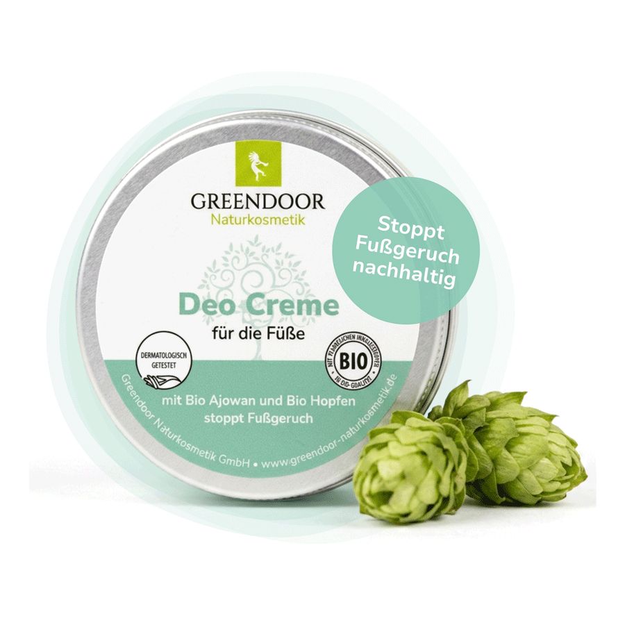 Runde Dose mit Deckel. Aufschrift: Deo Creme für die Füße. Bio-Siegel. Text: Stoppt Fußgeruch nachhaltig. Zwei grüne Hopfenblüten.