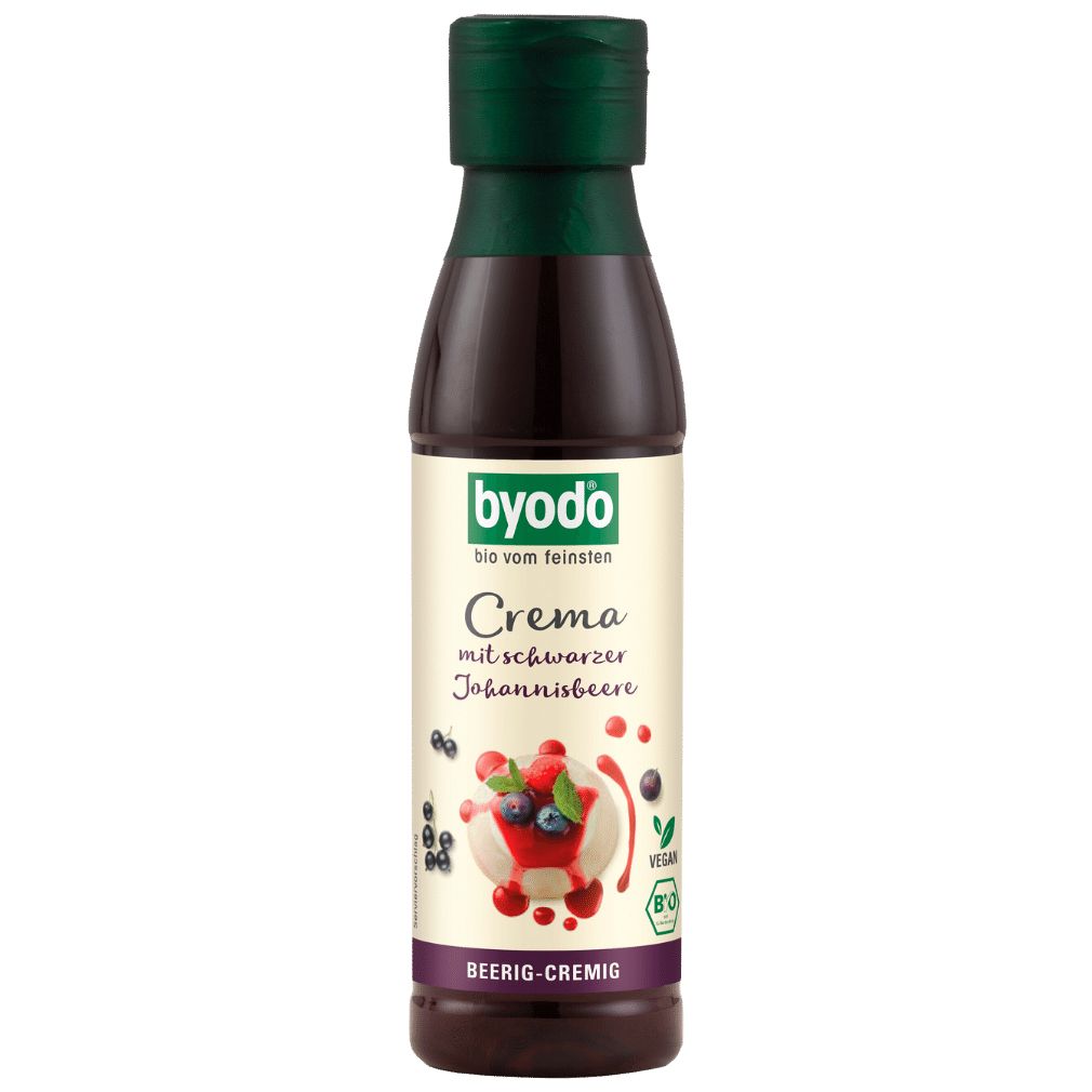 Flasche Byodo Crema mit schwarzer Johannisbeere. Grün-weißes Etikett, Illustration von Beeren. Vegan-Siegel.