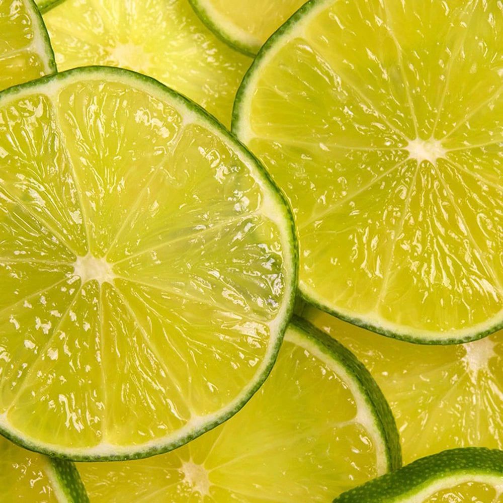 Mehrere Scheiben frischer Limetten, nah aufgenommen.