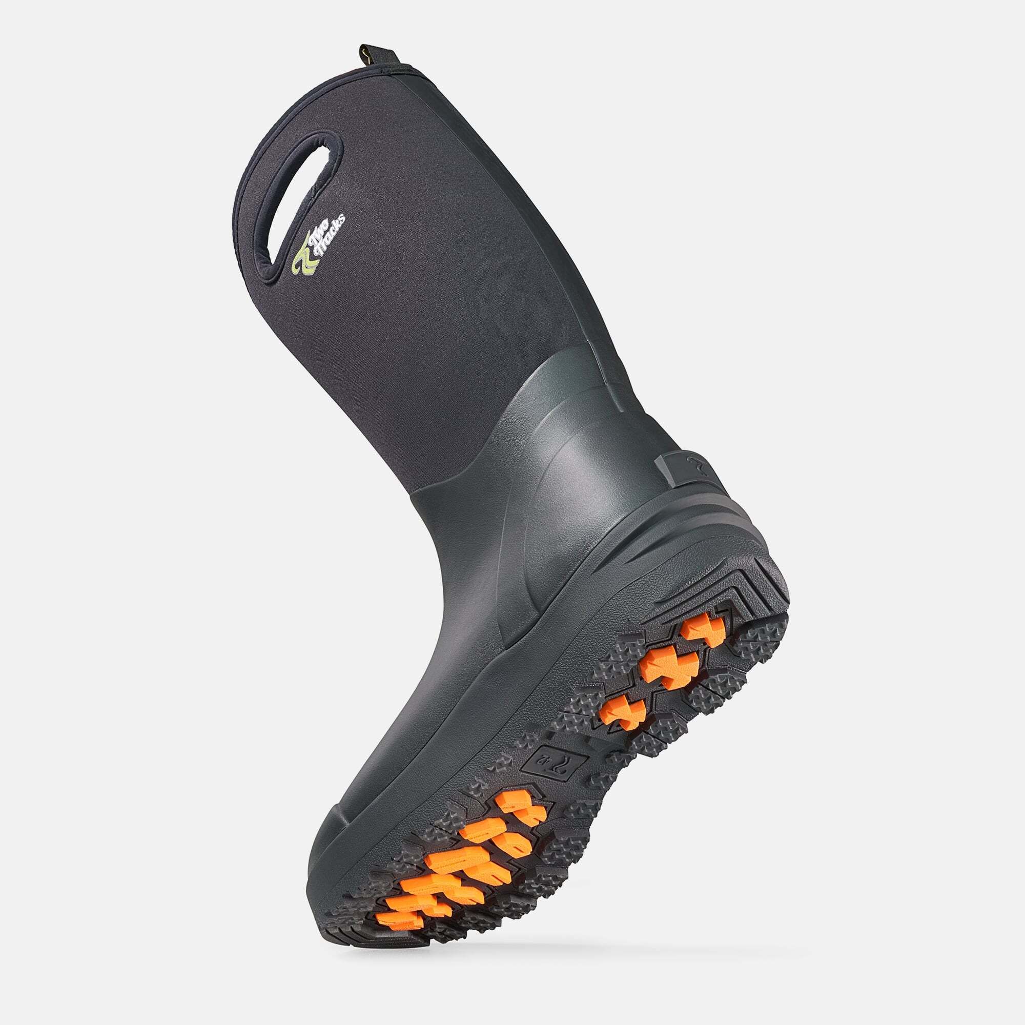 Schwarzer Stiefel, breite Passform. Stiefel von unten, mit orangefarbener Sohle. Logo auf dem Schaft.