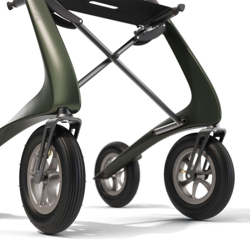 Rollator mit drei Rädern. Grüner Rahmen, graue Räder. Detailansicht. Schwarze Reifen.