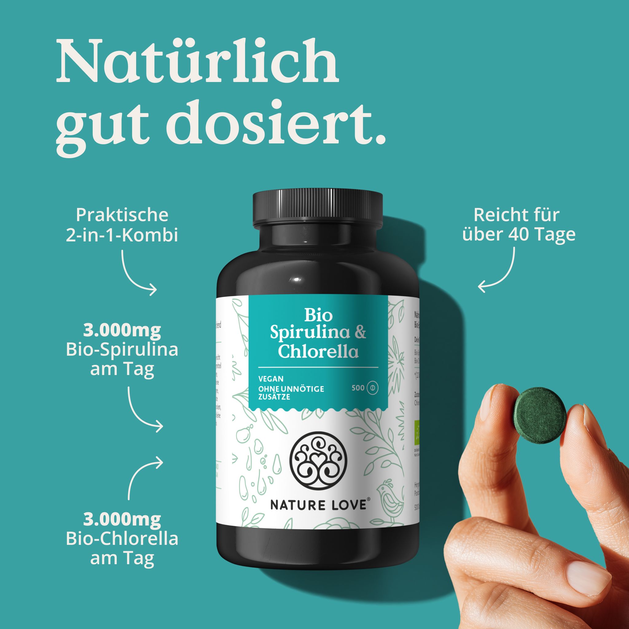 Flasche Bio Spirulina & Chlorella neben Tablette in Hand. Text: Praktische 2-in-1-Kombi, 3.000mg Bio-Spirulina, 3.000mg Bio-Chlorella. Reicht für über 40 Tage.