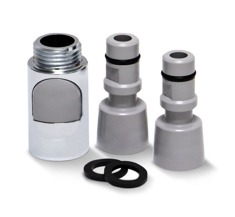 Drei Schnellkupplungen, Metall und Kunststoff, mit Dichtungsringen. Ein Teil verchromt, zwei grau.