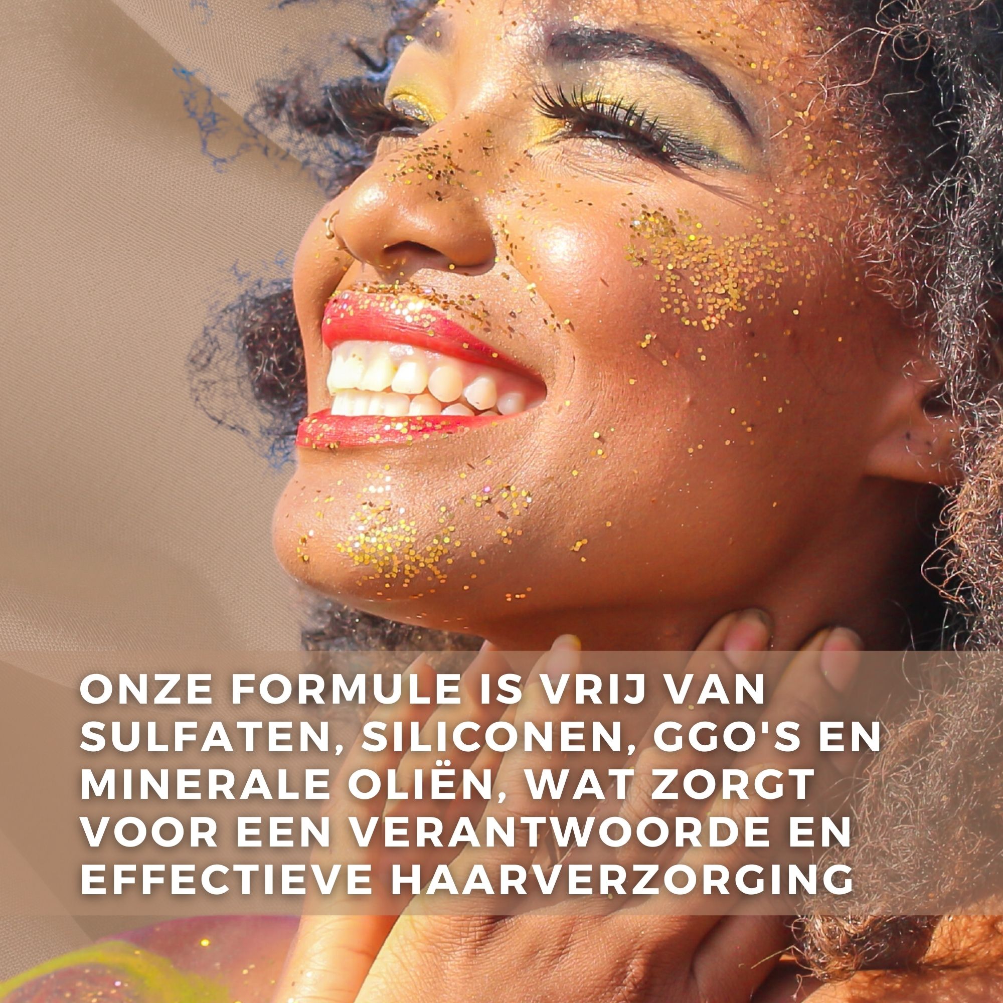 Lachende vrouw met gouden glitter. Tekst: Onze formule is vrij van sulfaten, siliconen, GGO's en minerale oliën.