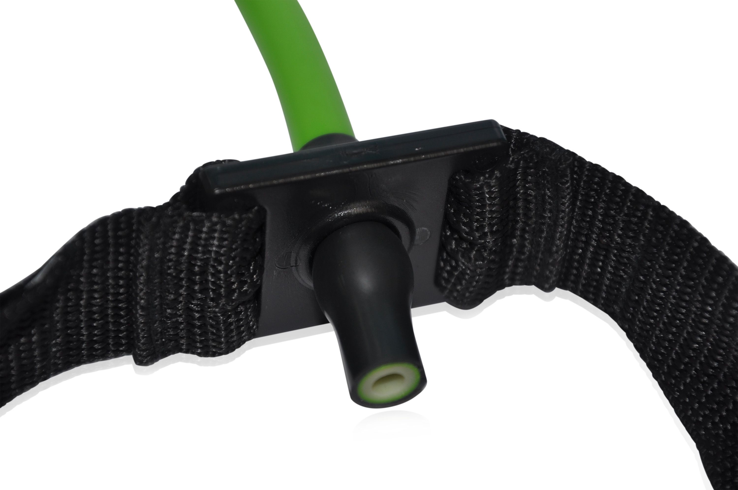 Grünes Sanctband-Übungsrohr mit schwarzem Gurtband und Befestigung. Detailaufnahme.