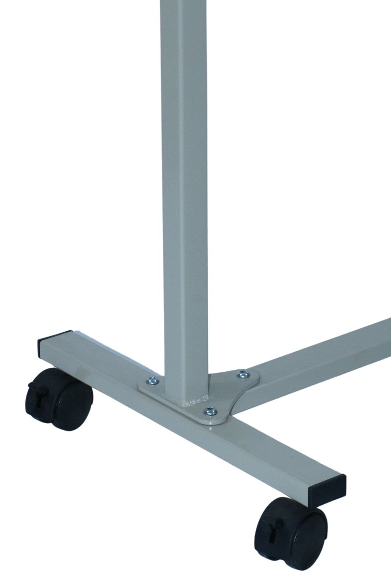 Detailansicht des Stahlgestells eines Betttisches mit Rollen. Graue Farbe, quadratische Rohre, verschraubte Verbindungen.