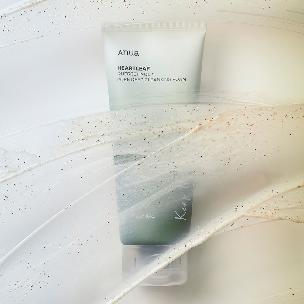 Anua Heartleaf Pore Deep Cleansing Foam Tube auf weißem Hintergrund.