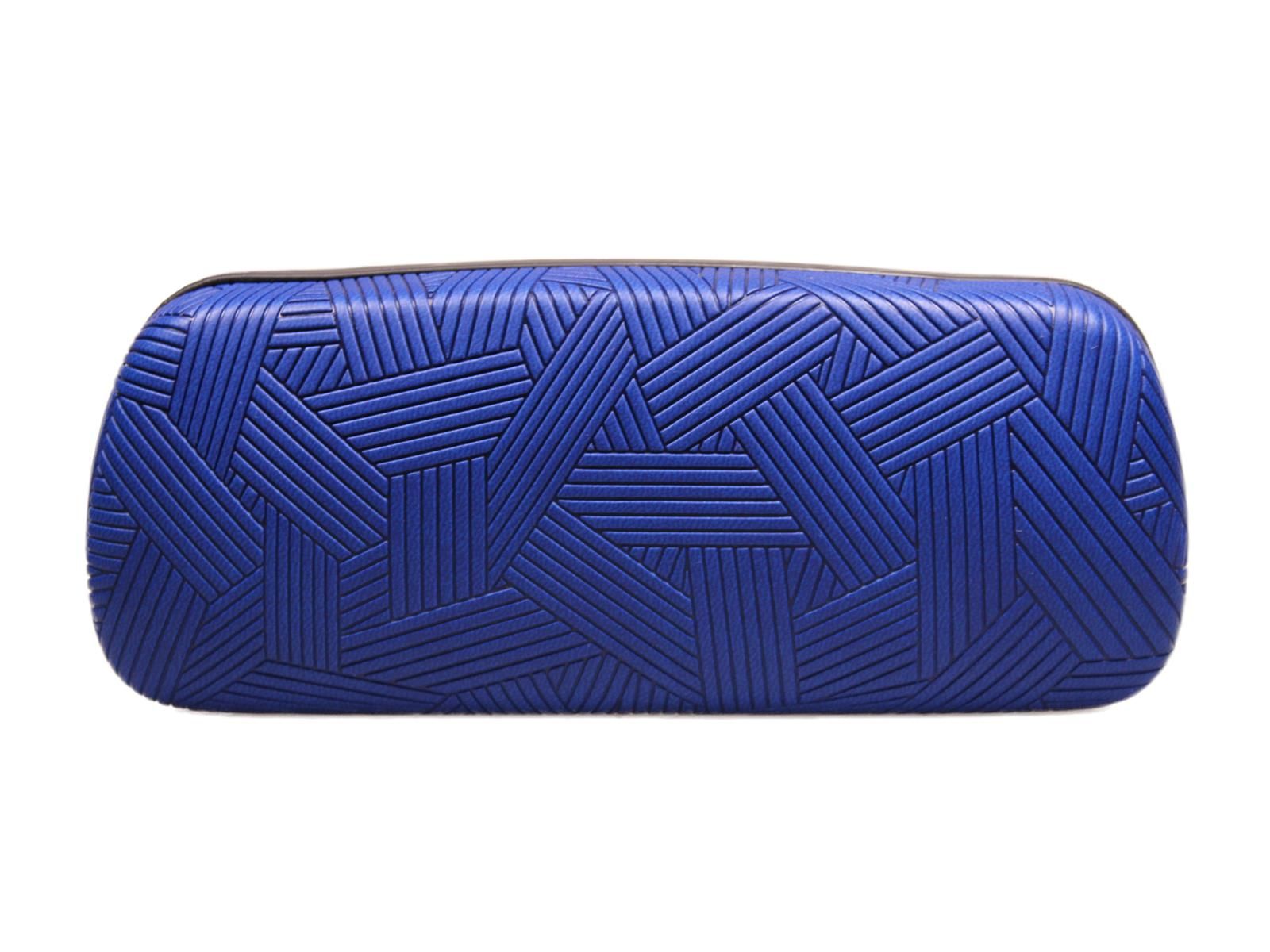 Blaues Hartschalen-Etui mit Streifenmuster. Geschlossene Form, länglich-oval.