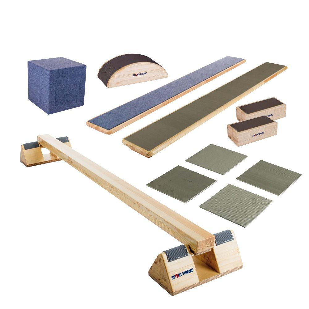 Verschiedene Elemente des Sport-Thieme Lüne-Combinato Sets: Balancierbalken, Rampen, Blöcke. Holz und graue Oberflächen. Einzelne Elemente.