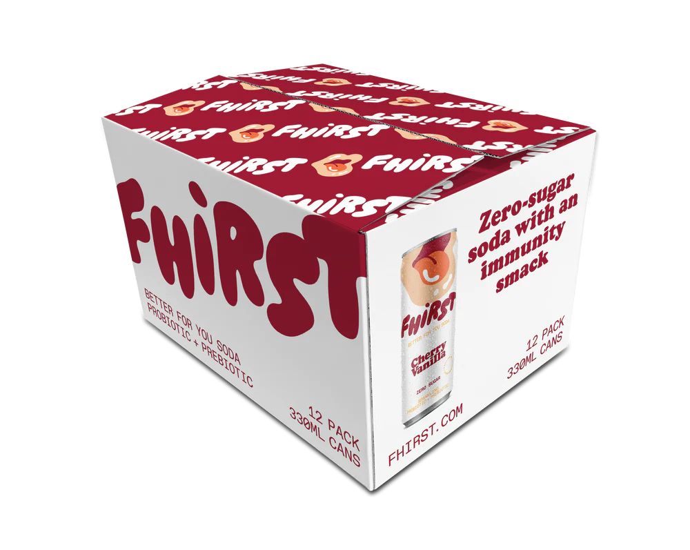 Karton FHIRST Living Soda. Weiß mit rotem Logo und Text. Enthält 12 Dosen. Aufdruck: Cherry Vanilla, 330ml.